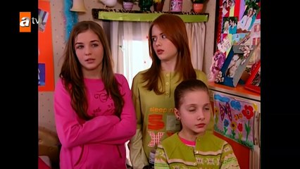 Selena zamanı durdurup, kızlardan yardım istiyor by Jared George