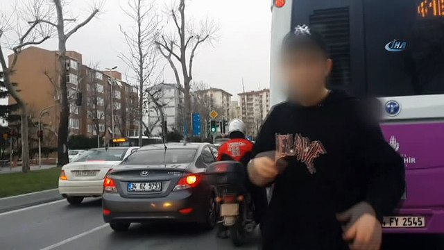 Patenli gencin kendisini görüntüleyen muhabirlerin aracına tutunarak yaptığı tehlikeli yolculuk kamerada