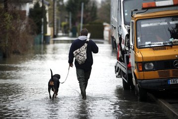 Paris'te Hayat Durdu, Şehrin Sembolü Seine Nehri Taştı