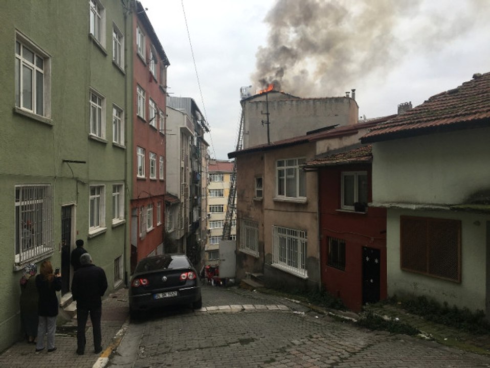 Beyoğlu'nda Bir Binanın Çatısı Alev Alev Yandı
