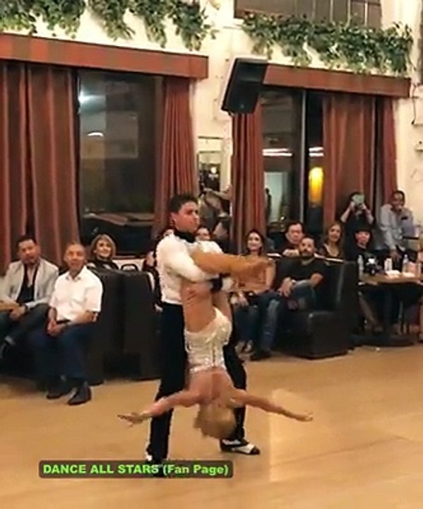 Aksiyonlu dans gösterisi