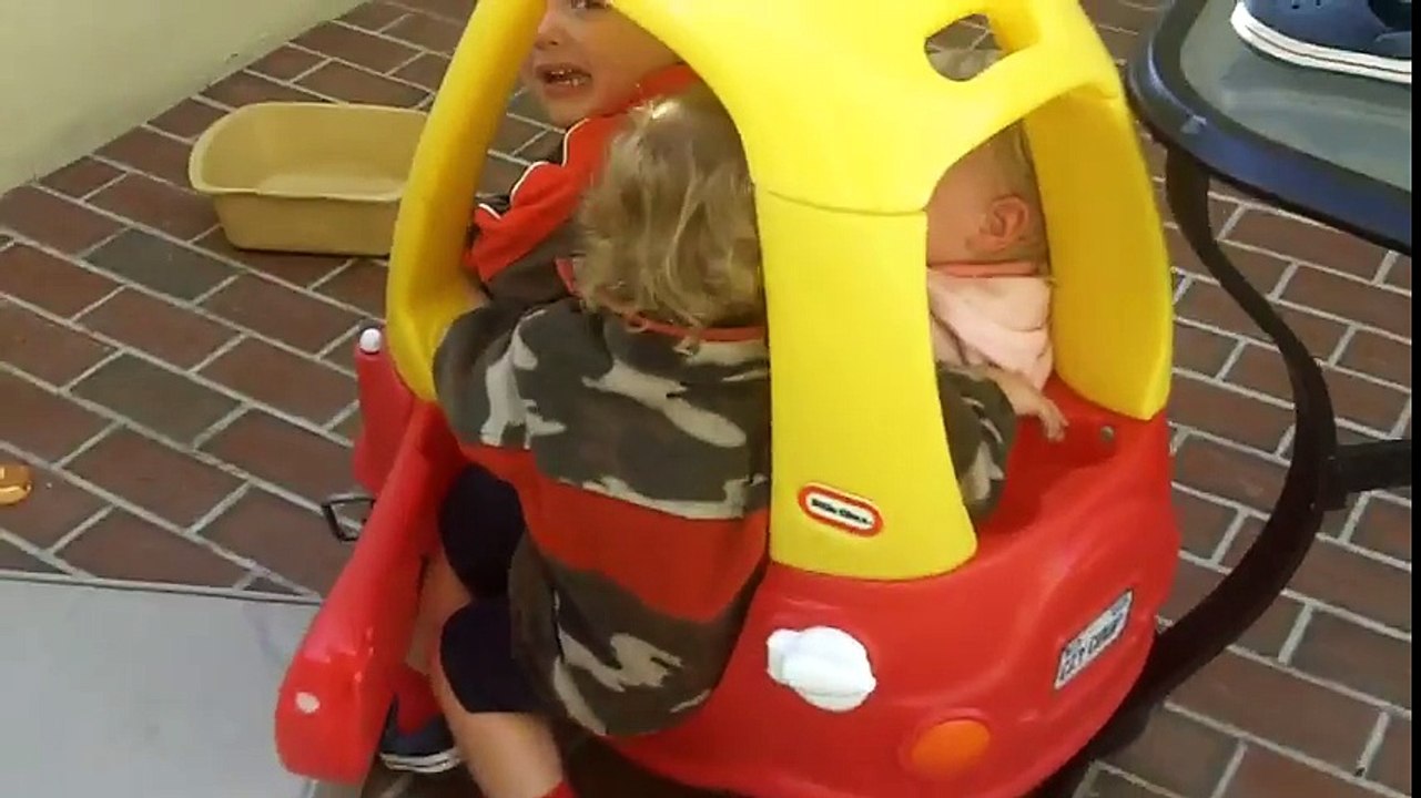 Quand tes gosses partagent leur unique jouet.. Raté !