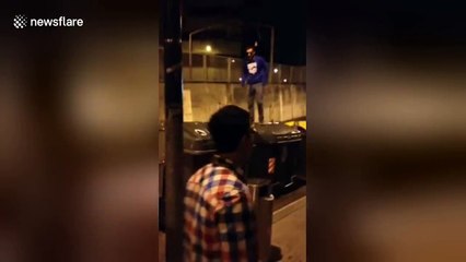 Ivre il saute d'une poubelle et s'éclate sur un poteau !!