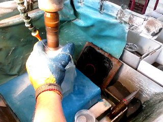 Perçage d'une carafe à la Cristallerie de Saint Louis les Bitche