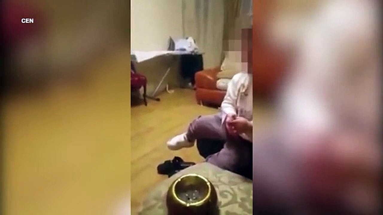 2 Yaşındaki çocukları sigara içerken kahkaha atıp kameraya çeken aile tutuklandı -