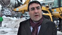 Karları kamyonlarla şehir dışına taşıyorlar - KARS