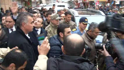 Genelkurmay Başkanı Akar, roket düşen yerde incelemelerde bulundu