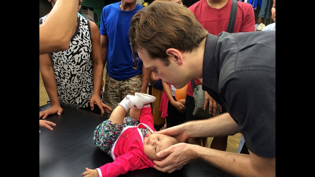 Københavns kiropraktor hjælper babier på Filippinerne