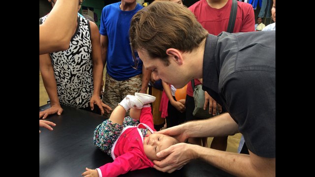 Københavns kiropraktor hjælper babier på Filippinerne