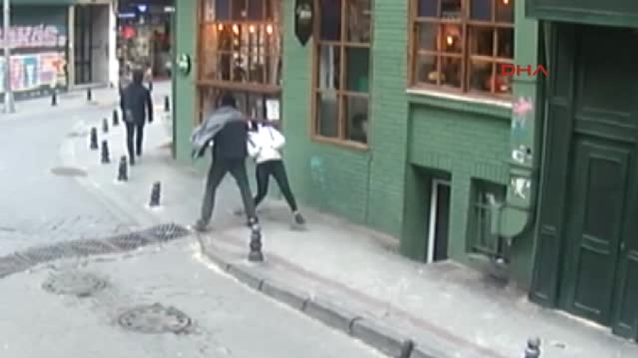 Sokak Ortasında Yürüyen Kıza Yumruklu Saldırı! Saldırı Anı Kameralara Yansıdı