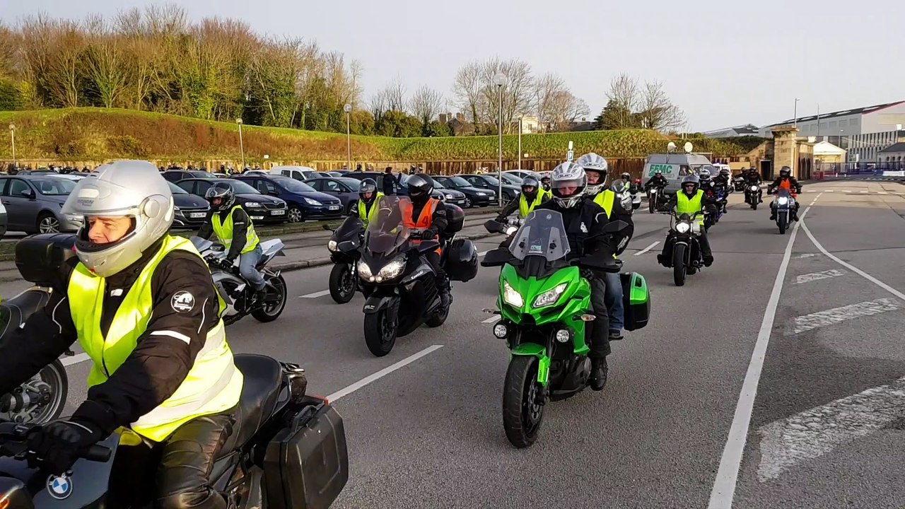 Le cortège de près de 300 motos au départ de Ch...