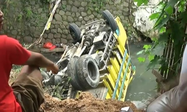 Tak Kuat Menanjak, Truk Pasir Jatuh ke Sungai