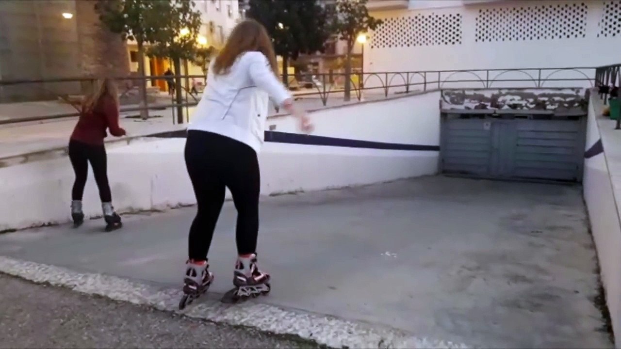 Elles testent pour la première fois leur roller dans une descente