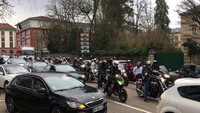 Manifestation spontanée de motards devant la préfecture d'Epinal
