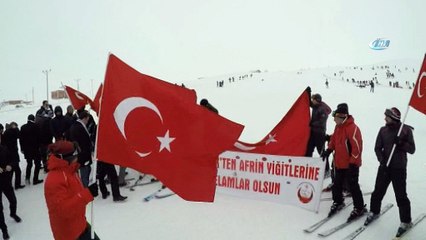 Türk bayrakları ve Afrin pankartı ile kayak