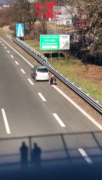 È_normale_pregare_in_autostrada_Camionisti_con_la_panciaquot