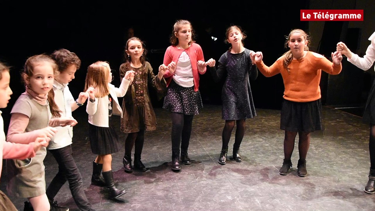 Locoal-Mendon (56). 450 enfants enregistrent  un DVD pour Kendalc'h