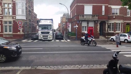 Accrochage entre un poids lourd et une voiture garée (Amiens)