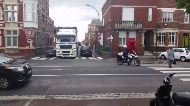 Accrochage entre un poids lourd et une voiture garée (Amiens)