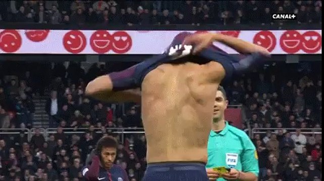 Larbitre Félicité Edinson Cavani Avant De Lui Donner Un Carton Jaune