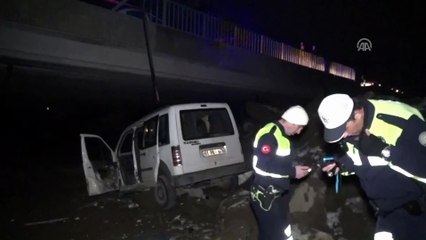 Köprüden düşen otomobilin sürücüsü yaralandı - ERZİNCAN