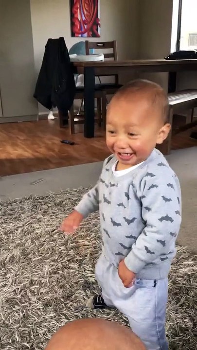 Ce bébé fait un Haka ! Une superbe prestation, trop mignon