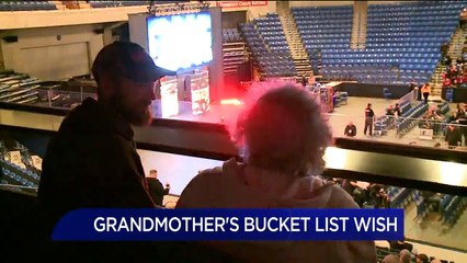 Video herunterladen: `This is Better Than Bingo!` Grandmother Surprised Tickets to WWE Event