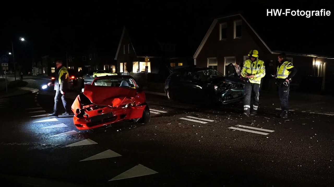 Voertuigen total loss bij aanrijding op Kamperzeedijk
