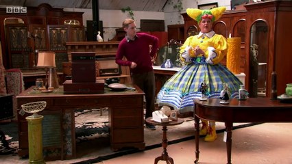 Gigglebiz Nana Knickerbocker visits an antique shop where she thinks she's in the panto Aladdin