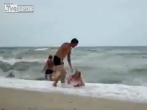 Ces 2 russes complètement bourrés n'arrive pas à sortir des vagues...