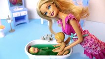 Bebes da BARBIE tomando banho de Amoeba Gosma Verde - Novela da Barbie em Portugues Dublado