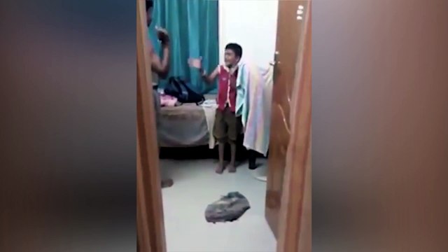 சிறுவனை அவனது தந்தை தூக்கி போட்டு மிதிக்கும் காட்சி-வீடியோ