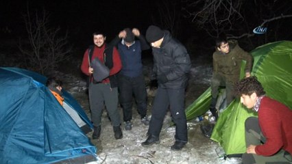 Ailelerinin ulaşamadığı öğrenciler, arazide çadırda uyurken bulundu