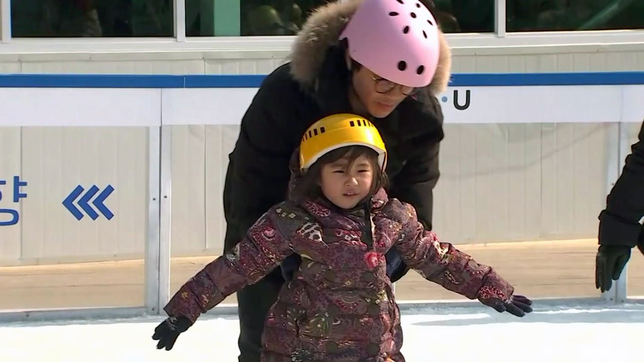 '아빠 놓으면 안 돼!'...한파 주춤, 도심 스케이트장 나들이 / YTN
