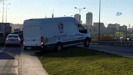 Trafikte Uzun Bekleyişe Dayanamayan Araçlar Kaldırıma Çıktı