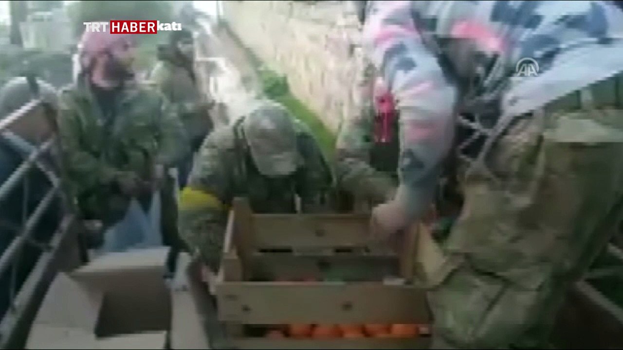 Afrin'de ÖSO'dan sivil halka yardım