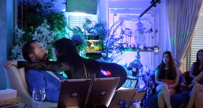 Adnan Oktar, Son Dönemde Yaşananlara Aldırmadan Kediciklerine Dans Ettirmeye Devam Etti