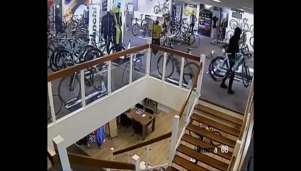 Ils volent pour 100 000 euros de vélos en quelques secondes ! Incroyable