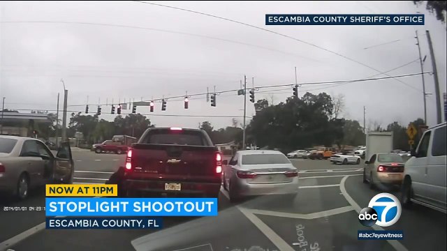 2 gars se tirent dessus à un feu rouge ! Dingue