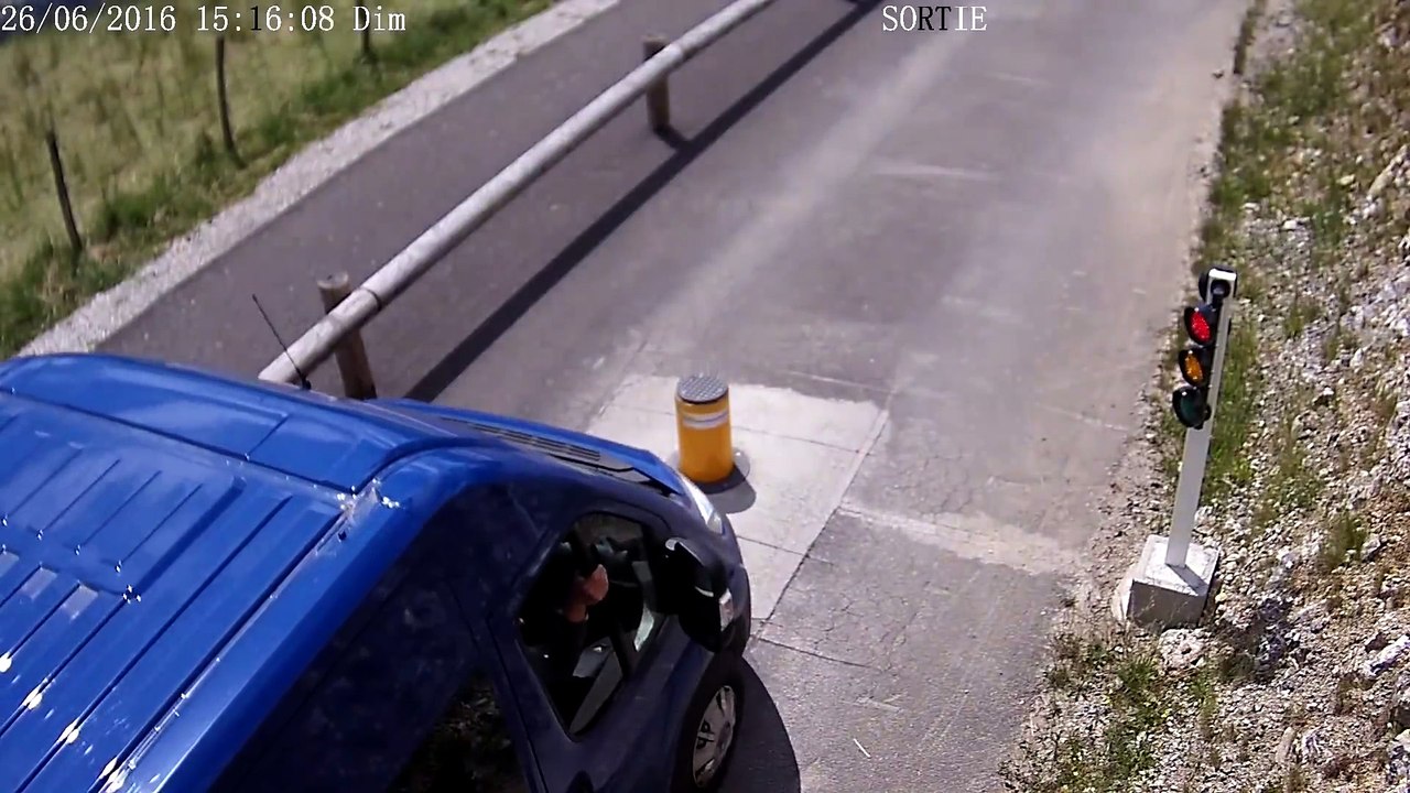 Une camionnette ne respecte pas un feu et se fait empaler par une borne escamotable