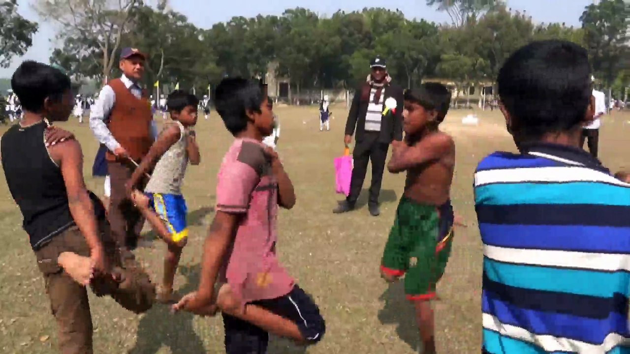 দেখুন মানুষ কিভাবে মোরগ লড়াই করে