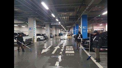 롯데월드몰 지하주차장 물난리...소화전 배관 동파 추정 / YTN