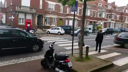 Un camion bousille tout le flanc d'une voiture garée au moment de tourner
