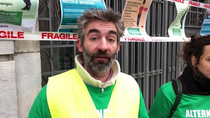 Besançon : pourquoi des militants de "Alternatiba" collent-ils des affiches sur les banques BNP ?