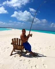 Gjiko kap peshkaqenin me dorë, e nxjerrë nga uji!