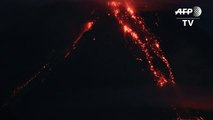 مخاوف من تدفق وحول بركانية قاتلة حول بركان مايون في الفيليبين