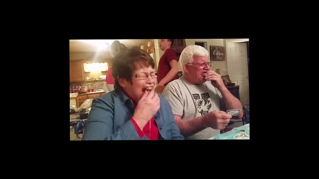 Quand papy et mamie joue à Speak out et en crache leur dentier