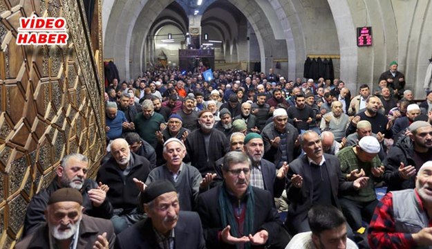 (28 Ocak 2018) DUALAR KAHRAMANLAR İÇİN BAŞKAN ÇELİK, SABAH NAMAZINDA HUNAT CAMİİ’NDE BİR ARAYA GELEN BİNLERCE KİŞİ İLE BİRLİKTE MEHMETÇİK İÇİN DUA ETTİ