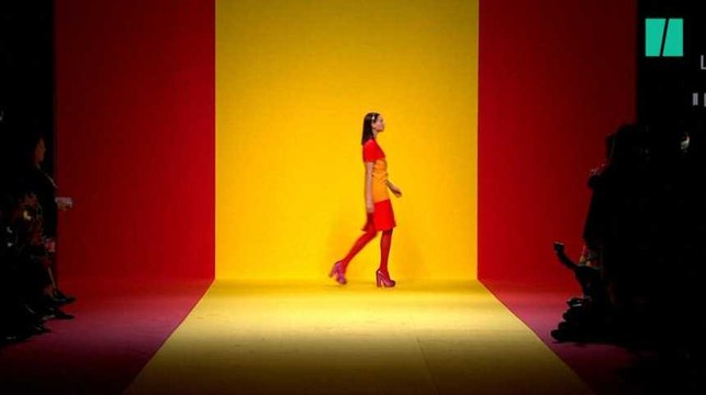 Les mannequins d'Ágatha Ruiz de la Prada foulent le drapeau espagnol lors de la Fashion Week de Madrid