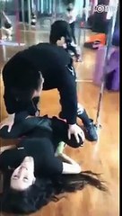 Un coach sportif aux méthodes étranges